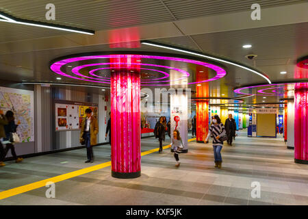 TOKYO, JAPON - 28 NOVEMBRE 2015 : l'intérieur d'une station de métro de Shibuya et plate-forme avec les usagers du métro à Tokyo Banque D'Images