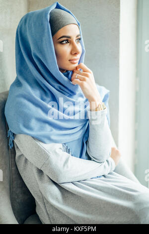 Portrait d'une belle femme musulmane dans cafe Banque D'Images