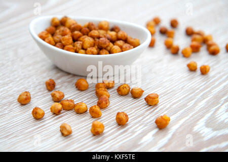 Des aliments sains - pois chiches rôtis snack. Banque D'Images