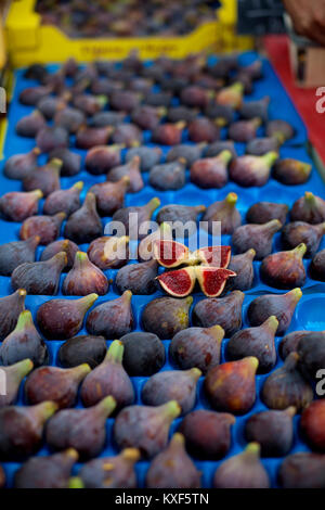 Figues fraîches dans un marché en Provence, France. Banque D'Images