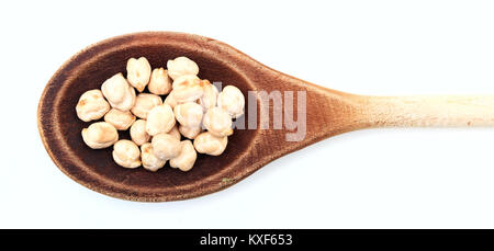 Pois chiches crus dans une cuillère en bois sur fond blanc Banque D'Images