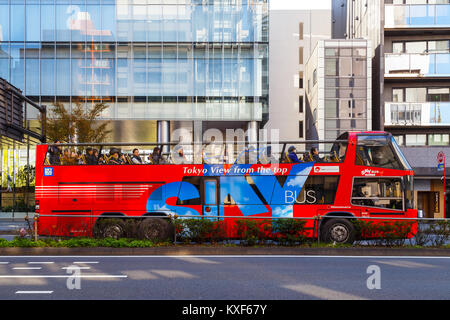 TOKYO, JAPON - 28 NOVEMBRE 2015 : TOKYO SKYBUS rouge élégant exploite des véhicules à deux étages qui rappelle le célèbre autobus de Londres. Son tour Banque D'Images