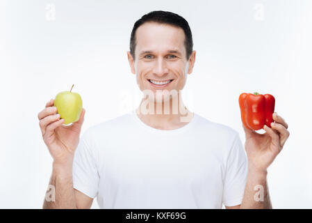 Happy happy man montrant des aliments sains Banque D'Images