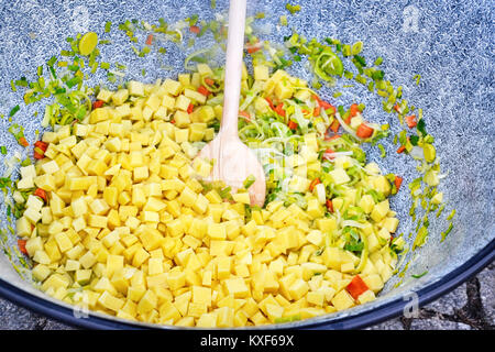 La cuisson d'un rôti pour soupe d'oignons, carottes, pommes de terre, les herbes et les épices dans l'huile de tournesol dans une poêle Banque D'Images