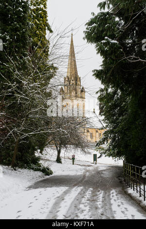 L'église de Sainte Marie dans la neige en décembre à côté de Batsford Arboretum, Cotswolds, Moreton-in-Marsh, Gloucestershire, Angleterre Banque D'Images