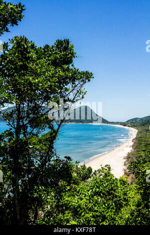 Armacao Beach vue depuis le belvédère de Casa de Retiros Vila Fátima. Florianopolis, Santa Catarina, Brésil. Banque D'Images