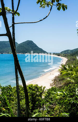 Armacao Beach vue depuis le belvédère de Casa de Retiros Vila Fátima. Florianopolis, Santa Catarina, Brésil. Banque D'Images