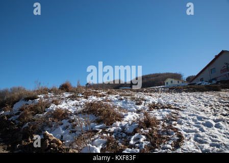 Station de ski du mont Pélion de Chania avec un peu de quantité de neige sur une journée ensoleillée Banque D'Images