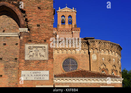 Détail Saints Jean et Paul église gothique à Venise avec l'ancien panneau routier de la vieille place Banque D'Images