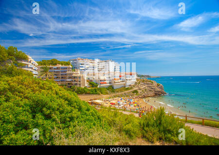 Espagne resort cityscape, Salou. Ciel bleu clair au-dessus de la mer et d'hôtels à Salou. Banque D'Images