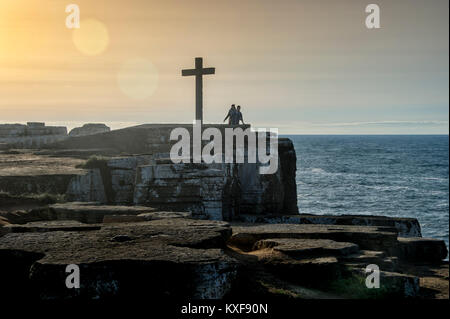 Croix en haut des falaises de Cabo Carvoeiro, Peniche sur la Côte d'Argent, Portugal. Banque D'Images