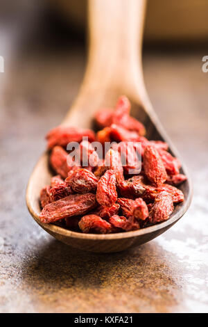 Baies de goji séchées en cuillère en bois. Banque D'Images