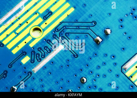 La carte de circuit imprimé PCB électronique dans macro close-up avec des circuits électriques des transistors et des éléments matériels dont la puce d'ordinateur avec spa de copie Banque D'Images