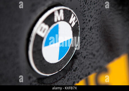 Badge BMW close up detail of a Black F83 2016 BMW M4 Cabriolet voiture avec des gouttelettes d'eau formant de la pluie Banque D'Images