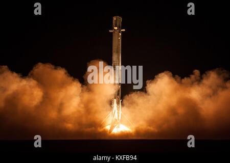 Le SpaceX Falcon 9 terres fusée après avoir effectué la mission secrète Zuma en orbite à la base aérienne de Cap Canaveral le 7 janvier 2018 à Cape Canaveral, en Floride. La charge utile était un secret Zuma engins spatiaux pour un nommé agence gouvernementale américaine. Banque D'Images
