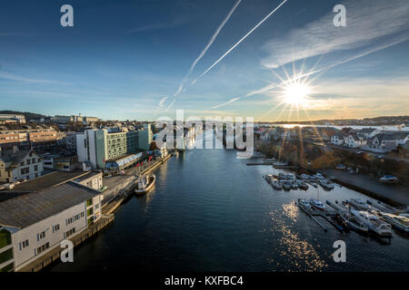 Haugesund, Norvège - 9 janvier, 2018 : La ville de Haugesund, avec l'île Risoy sur le côté droit et le continent sur le côté gauche de Smedasund fjord. Janvier, l'hiver. Bien visible sur le ciel bleu, les nuages et les chemtrails Banque D'Images