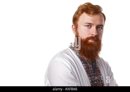 Guy grave barbu en chemise brodée ukrainienne Banque D'Images