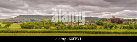 Pendle Hill dans la vallée de Ribble avec Château de Clitheroe historique importante dans le ciel. Le centre de la France Banque D'Images