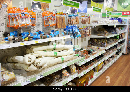 L'Angleterre, Kent, Orpington - Circa Juillet 2014 : Grande sélection de produits pour animaux à vendre dans un supermarché pour animaux de compagnie en Angleterre Banque D'Images