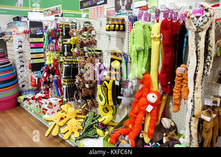 L'Angleterre, Kent, Orpington - Circa Juillet 2014 : Grande sélection de produits pour animaux à vendre dans un supermarché pour animaux de compagnie en Angleterre Banque D'Images