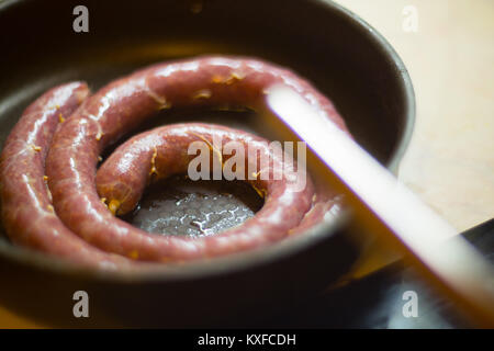 Close up de processus de fabrication de saucisses faites maison à la maison avec machine à pression Banque D'Images