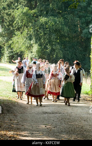 Troupe de danseurs folkloriques hongrois Banque D'Images