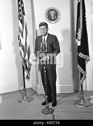 Le président des États-Unis John F. Kennedy annonce la nomination de W. Willard Wirtz comme secrétaire du Travail à la Maison Blanche à Washington, DC Le 30 août 1962. Credit : Arnie Sachs / CNP /MediaPunch Banque D'Images