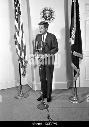 Le président des États-Unis John F. Kennedy annonce la nomination de W. Willard Wirtz comme secrétaire du Travail à la Maison Blanche à Washington, DC Le 30 août 1962. Credit : Arnie Sachs / CNP /MediaPunch Banque D'Images