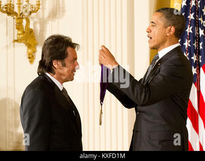 Le président des États-Unis Barack Obama le prix national 2011 Médaille des arts d'Al Pacino lors d'une cérémonie dans la East Room de la Maison Blanche à Washington, D.C. le lundi, 13 février 2012..Credit : Ron Sachs / Piscine via CNP /MediaPunch Banque D'Images