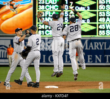 Baltimore, MD - 28 mai 2008 -- New York Yankees célèbrent leur 4 - 2 victoire sur les Orioles de Baltimore à l'Oriole Park at Camden Yards de Baltimore, MD, le mercredi 28 mai 2008. De gauche à droite : gauche fielder Johnny Damon (18) ; l'arrêt-court Derek Jeter (2) ; le deuxième but Robinson Cano (24) ; et centre fielder Melky Cabrera (28)..Credit : Ron Sachs/MediaPunch / CNP. (restriction : NO New York ou le New Jersey Journaux ou journaux dans un rayon de 75 km de la ville de New York) Banque D'Images