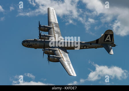 READING, PA - 3 juin 2017 : Boening B-29 Superfortress 'FIFI' en vol pendant la Seconde Guerre mondiale au Musée de l'air de la région du centre du littoral de reconstitution Banque D'Images