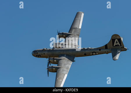 READING, PA - 3 juin 2017 : Boening B-29 Superfortress 'FIFI' en vol pendant la Seconde Guerre mondiale au Musée de l'air de la région du centre du littoral de reconstitution Banque D'Images