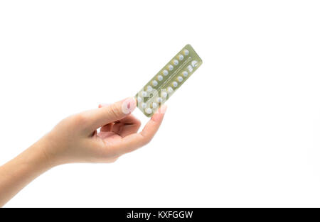La femme de prendre la pilule contraceptive. Asian woman holding adultes pack de pilules contraceptives isolé sur fond blanc avec chemin de détourage. Le choix Banque D'Images