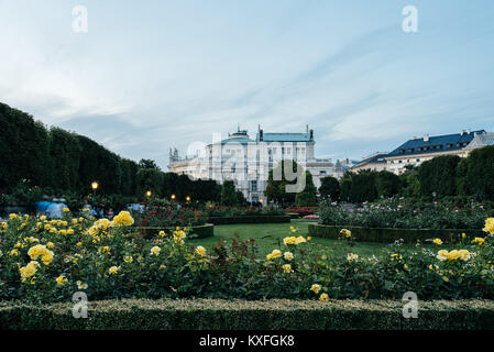 Vienne, Autriche - 17 août 2017 : Burgtheater au coucher du soleil, vue de Volksgarten. Le Burgtheater est le théâtre national autrichien à Vienne. Banque D'Images