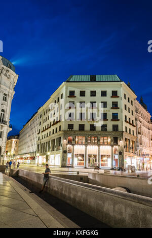 Vienne, Autriche - 16 août 2017 : scène de rue la nuit à Vienne en Michaelerplatz avec Looshaus conçu par Adolf Loos, sur l'arrière-plan Banque D'Images