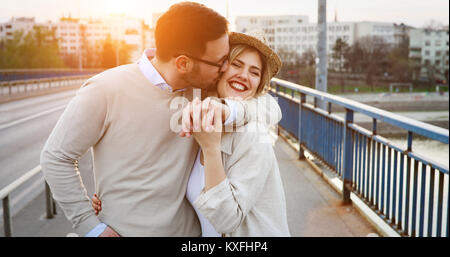 Couple kissing dating sur bridge Banque D'Images