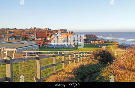 Une vue de la falaise est le sentier de North Norfolk resort de Mundesley-sur-Mer, Norfolk, Angleterre, Royaume-Uni. Banque D'Images