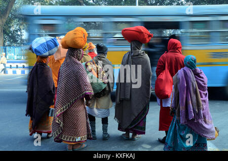 Kolkata, Inde. 09Th Jan, 2018. Les dévots hindous et sadhus se sont réunis à New Delhi un camp de transit pour leur voyage annuel à Ganga Sagar à l'occasion de Sagar Mela. Credit : Sandip Saha/Pacific Press/Alamy Live News Banque D'Images