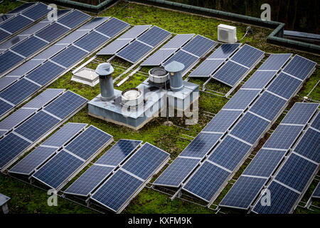 Vue latérale d'un bâtiment avec des panneaux solaires Banque D'Images