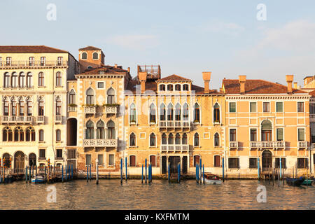 Coucher du soleil sur le Grand Canal, San Marco, Venise, Italie avec Manolesso Palais Contarini Fasan et Venier, Contarini dans lumière dorée Banque D'Images