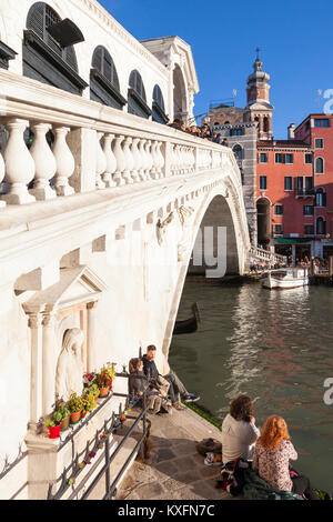 Afficher le long de la travée du pont du Rialto sur le Grand Canal, Venice, Veneto, Italywith touristes Banque D'Images