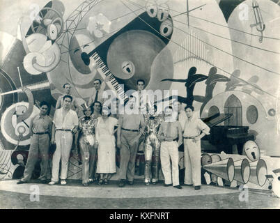 Une photographie documentant le dernier jour de tournage du film *Al, Al*, qui fait partie de la série *Carnaval*, montrant l’équipe de production et l’atmosphère pendant les dernières étapes du tournage. Banque D'Images