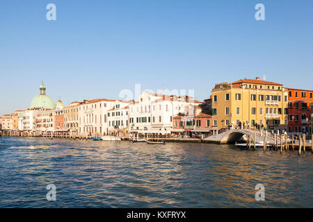 Grand Canal, Santa Croce au crépuscule , Venise, Vénétie, Italie avec une vue le long de la Fondamenta Croce Banque D'Images