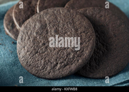 Chocolat cookies faits maison Tour Wafer dans une pile Banque D'Images