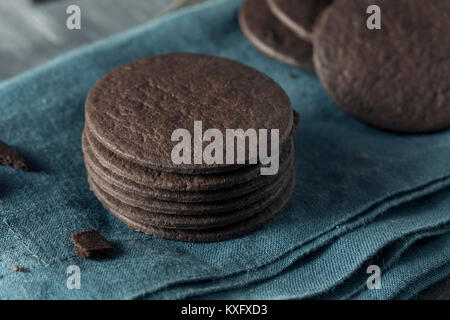 Chocolat cookies faits maison Tour Wafer dans une pile Banque D'Images