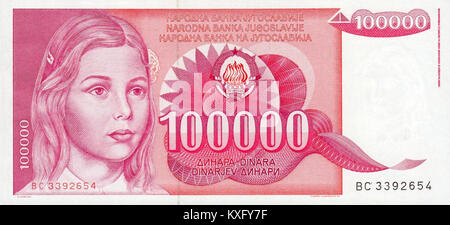 Un billet de 100 000 dinars de la République fédérative socialiste de Yougoslavie, représentant la monnaie et l'histoire économique du pays à la fin du XXe siècle. Banque D'Images