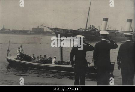 Photographie documentant la visite du tsar Nicolas II à Riga en 1910, montrant des événements cérémoniels, des rues urbaines et des rassemblements officiels pendant l’Empire russe. Banque D'Images