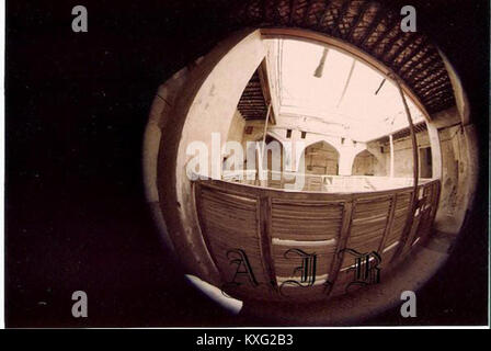 Une photographie montrant l'architecture résidentielle traditionnelle dans le quartier du château de Qatif en Arabie Saoudite. L'image met en évidence la construction historique en briques de boue, les ruelles étroites et les caractéristiques architecturales régionales typiques de l'Arabie orientale. Banque D'Images