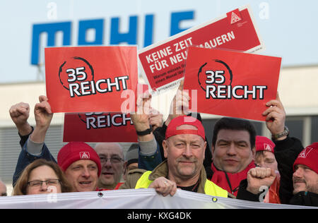 Wustermark, Allemagne. 09Th Jan, 2018. Les travailleurs d'IG Metall, démontrant au cours d'une grève d'avertissement devant les portes de l'usine Le groupe Mahle dans Wustermark, Allemagne, 09 janvier 2018. Environ 430 travailleurs de la métallurgie a souligné leurs revendications avec les grèves d'avertissement de deux heures le mardi. Credit : Ralf Hirschberger/dpa/Alamy Live News Banque D'Images