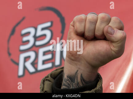 Wustermark, Allemagne. 09Th Jan, 2018. Un travailleur d'IG Metall, démontrant avec un peu différent pendant une grève d'avertissement devant les portes de l'usine Le groupe Mahle dans Wustermark, Allemagne, 09 janvier 2018. Environ 430 travailleurs de la métallurgie a souligné leurs revendications avec les grèves d'avertissement de deux heures le mardi. Credit : Ralf Hirschberger/dpa/Alamy Live News Banque D'Images